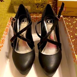 GB black pumps